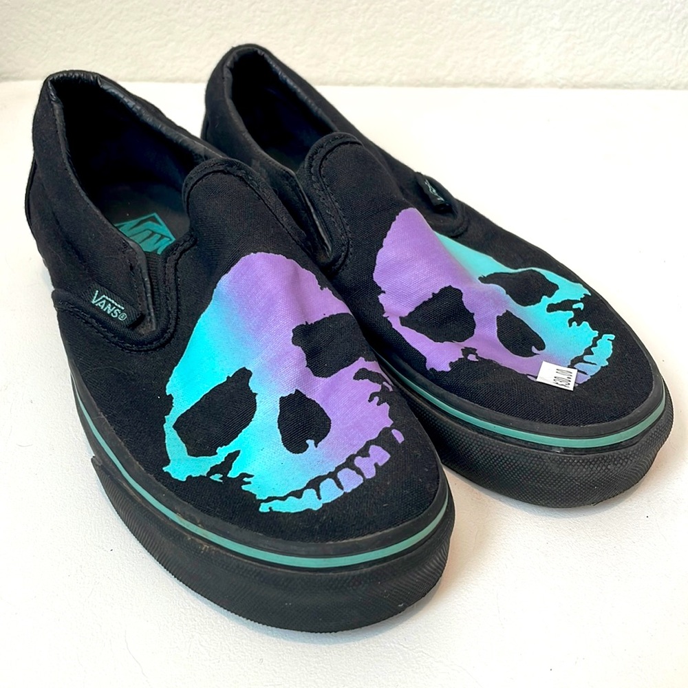 Vans slip on Black with skull Men US 5 / Women US 6.5